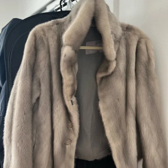 Gorgeous light grey Mink jacket perfect conditions from Paris - Picture 11 of 16